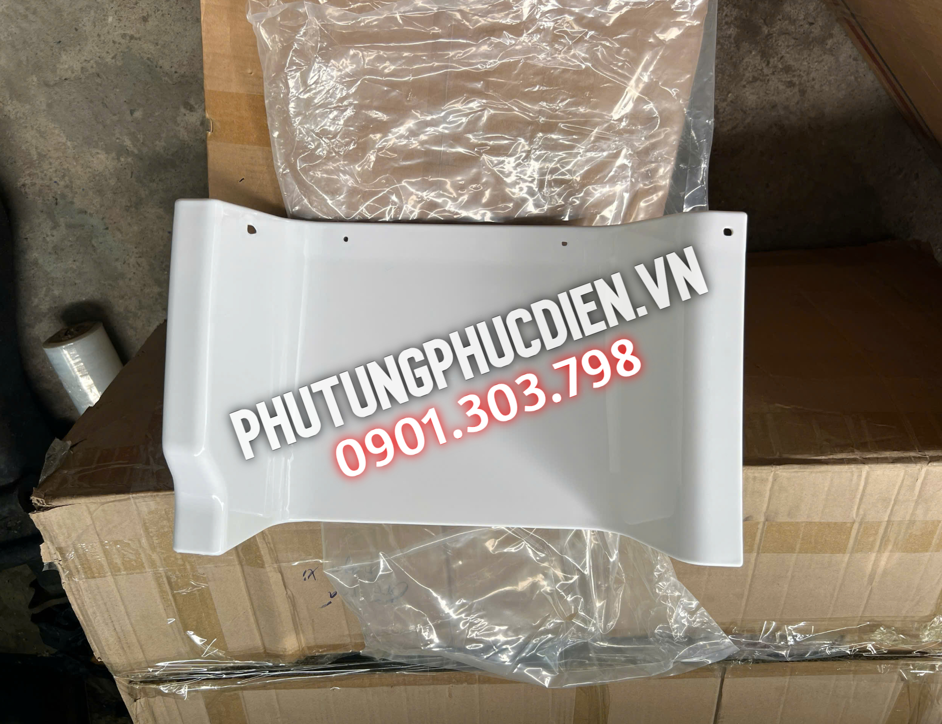 Ốp bước chân dưới cabin Isuzu Giga đầu kéo