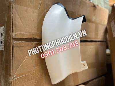 Ốp chân gò má Isuzu Giga đầu kéo