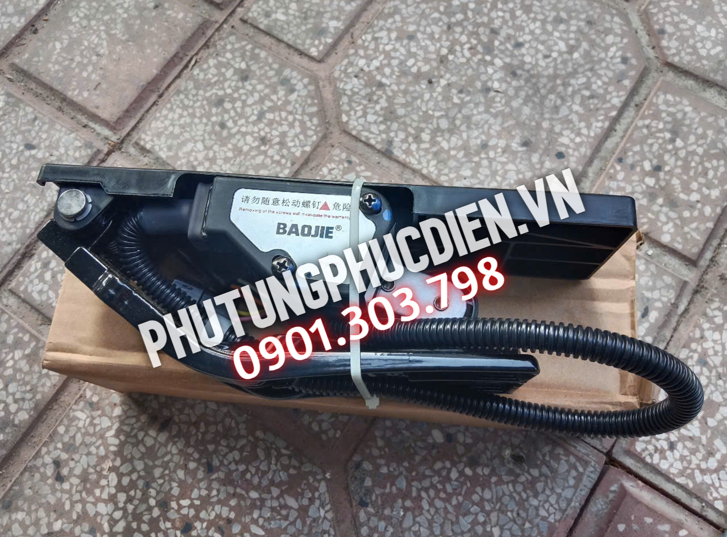 cảm biến chân ga hino 700