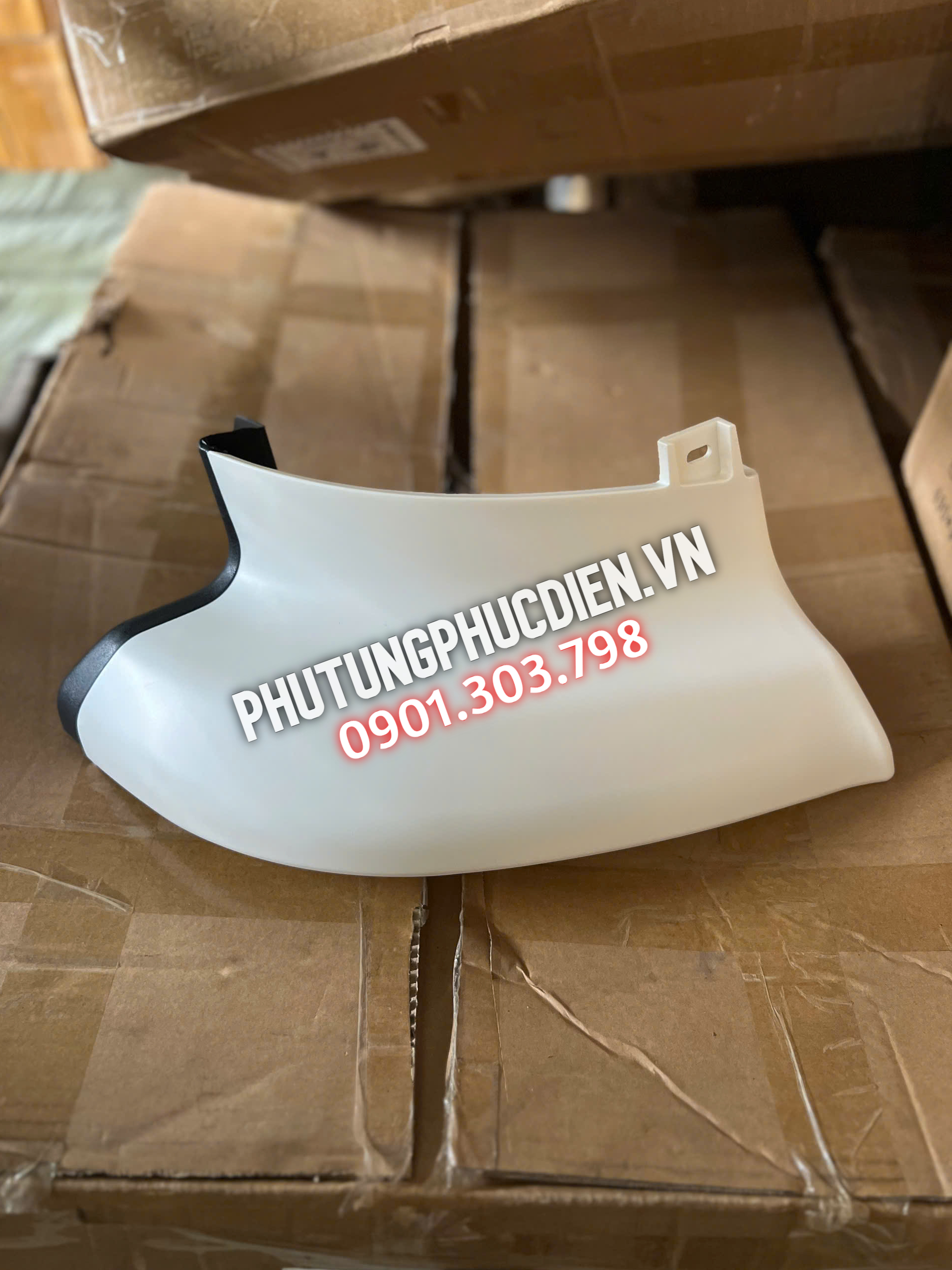 Ốp chân gò má Isuzu