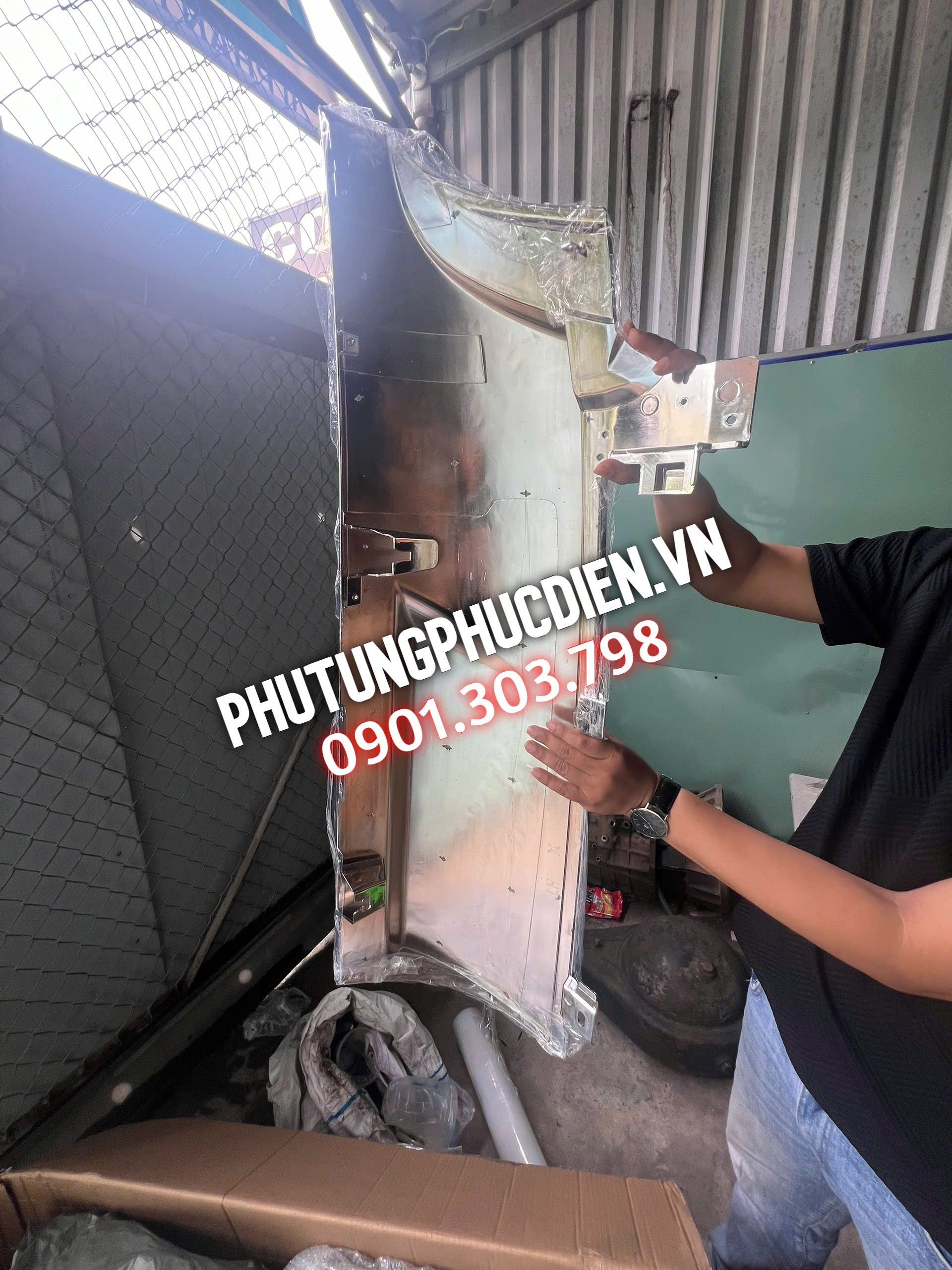 ốp gò má isuzu giga chính hãng